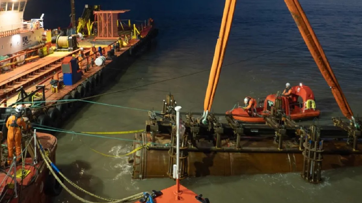 „Cârtiță” de 88 de tone, extrasă din mare după ce a forat un tunel de 620 de metri în Anglia pentru a salva peștii