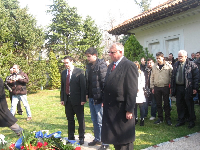 Šešelj sa sinom i Nemanjom Šarovićem