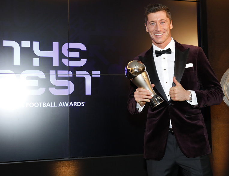 Robert Lewandowski z trofeum w 2020 r.