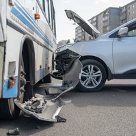 Halálos baleset: gyerekekkel teli kisbusznak csapódott egy autós