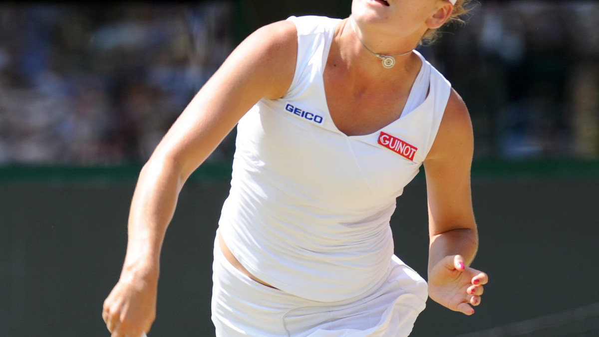Przed sobotnim finałem z Sereną Williams na trawiastych kortach w Wimbledonie (pula nagród 16,1 mln funtów) Agnieszka Radwańska mierzy się niemałym problemem - Polce dokucza bowiem przeziębienie.