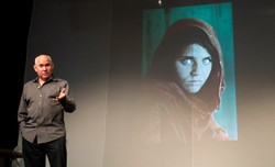 Za rekordową sumę ponad 283 tys. zł sprzedano zdjęcie "Afgańska dziewczyna" Steve'a McCurry'ego