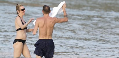 46-letnia aktorka flirtuje na plaży. Dużo odsłoniła