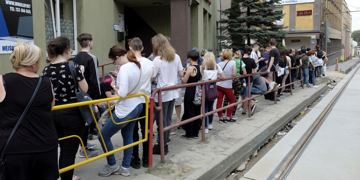 Sosnowiec. Uczniowie w gigantycznej kolejce po zaświadczenie