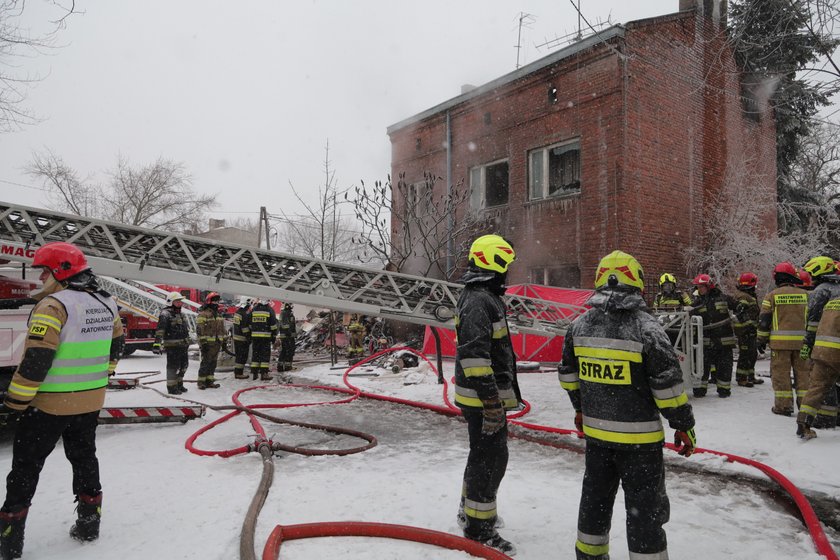 Ta scena wzrusza do łez. Seniorka przyszła do zapracowanych strażaków z kawą