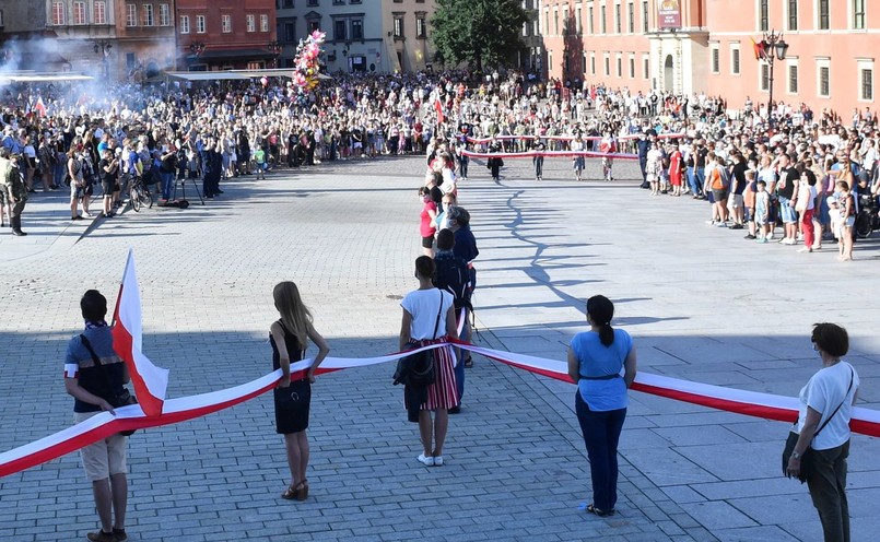 Mieszkańcy stolicy podczas 7. edycji Żywego Znaku dla Powstania Warszawskiego