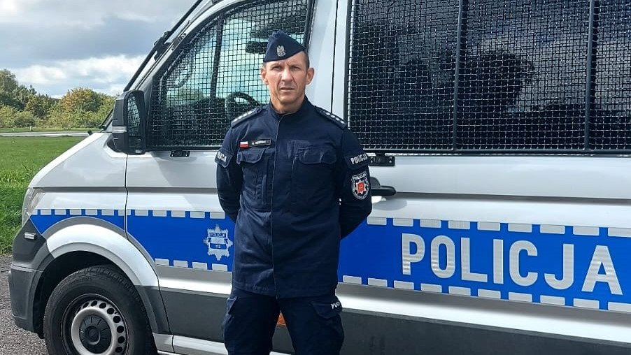 Policjant uratował dwie osoby z pożaru bloku w Łodzi 