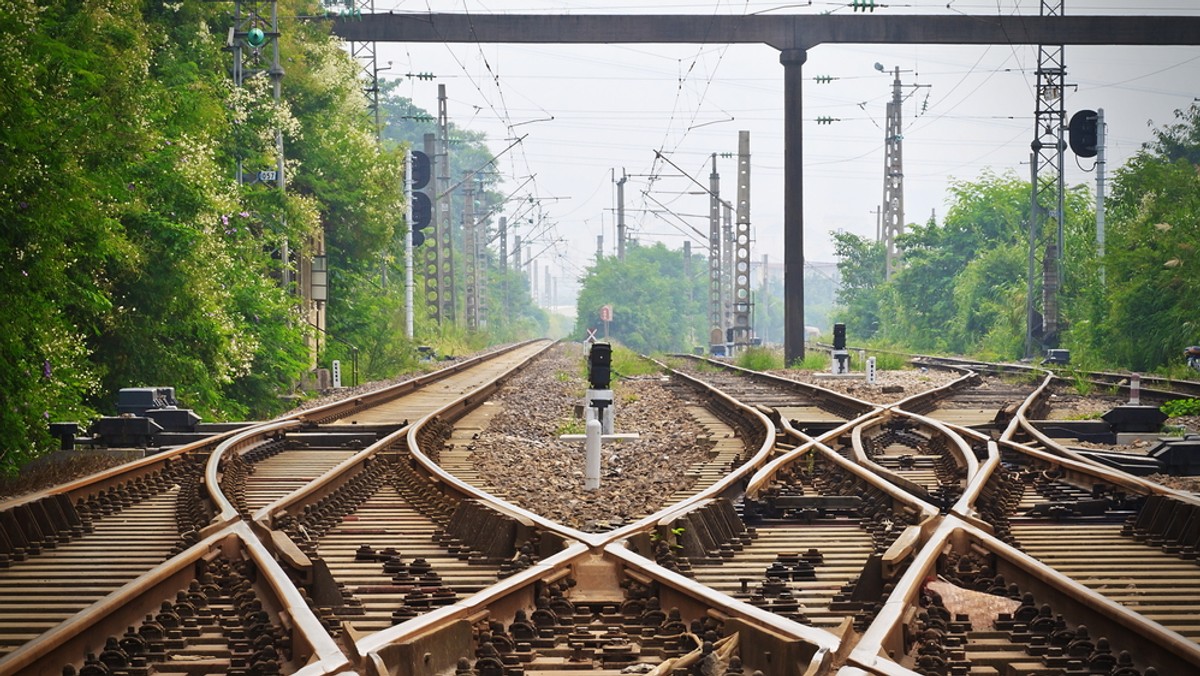 Bariery prawne, które ograniczają ekspansję spółek, takich jak PKP Cargo, oraz zły stan infrastruktury to główne przeszkody hamujące rozwój rynku kolejowego w Polsce, wynika z najnowszego raportu Instytutu Jagiellońskiego "Co hamuje i napędza polską kolej?".