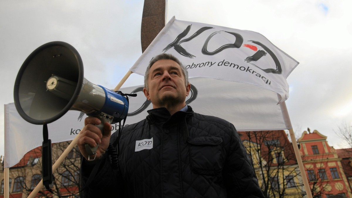 Działacz opozycji w czasach PRL stwierdził, że sobotni marsz Komitetu Obrony Demokracji przypomniał mu czasy "wielkiego karnawału »Solidarności«". - Jacyś durnie mówią, że w marszu wzięło udział 40 tys. ludzi. Kaczyński wie, że było 200 tys. i wie, że w następnym marszu będzie dwa razy więcej - dodał polityk na antenie TVN24.