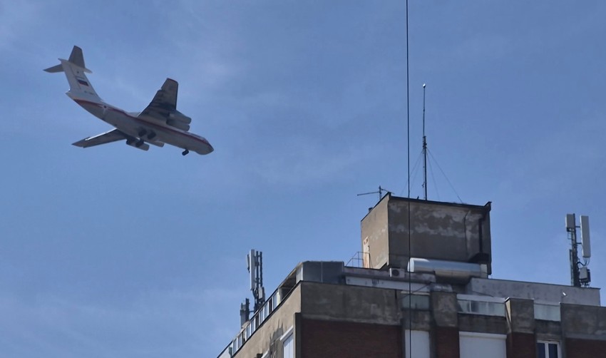 Avion "Iljušin76" za gašenje požara sleće na aerodrom u Nišu