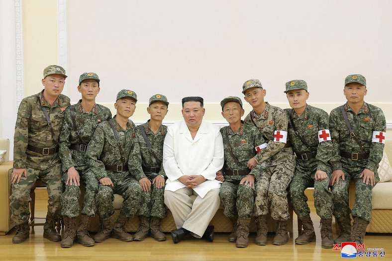 Kim Dzong Un z medykami