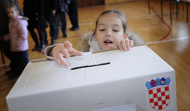 208044_hrvatska-glasanje2-afp