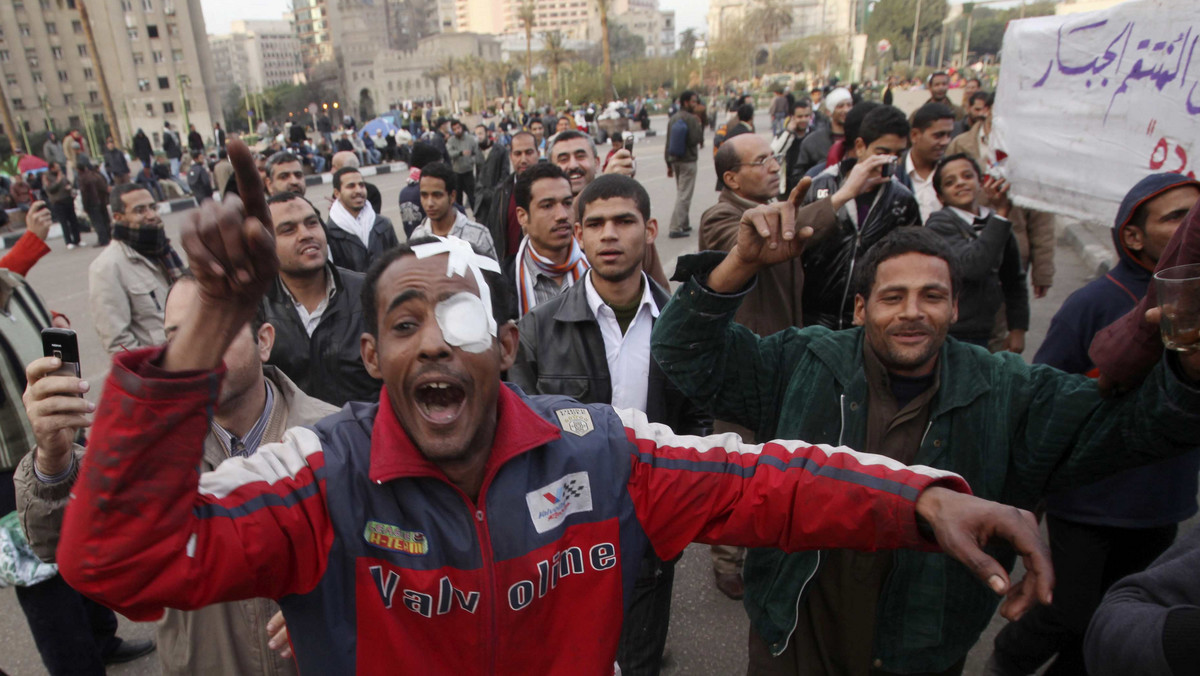 W stolicy Egiptu tłum wyszedł na ulicę. Na dziś zaplanowana jest demonstracja, w której może wziąć udział milion Egipcjan. Egipska armia, która od początku konfliktu wewnętrznego odpowiada za porządek zapowiedziała, że nie będzie używać siły przeciw demonstrantom. Według szacunków telewizji Al Jazeera, w Kairze obecnie  demonstrują dziesiątki tysięcy ludzi.