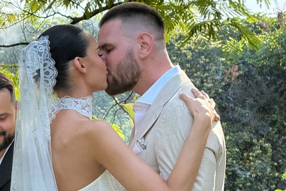 OŽENIO SE CVIJA! Mlada blista u venčanici sa čipkom oko vrata: Nikolija podelila fotografiju sa tajnog venčanja kolege (Foto)