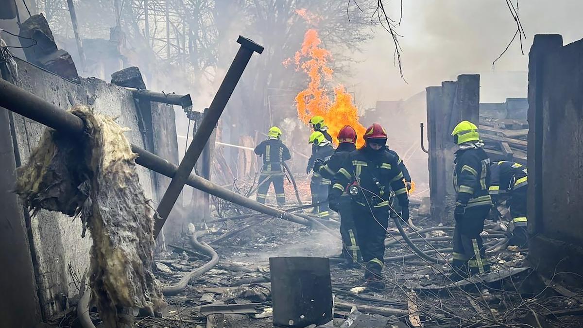 Záchranári zasahujú po útoku ruskej armády v meste Odesa na juhu Ukrajiny