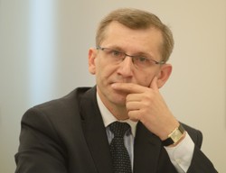 Nowy szef NIK oddał legitymację Platformy