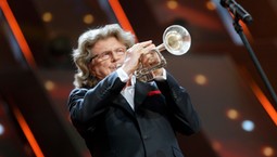 Wakacyjny hit, który miał premierę zimą. Skromna poetka, naturyści i Zbigniew Wodecki