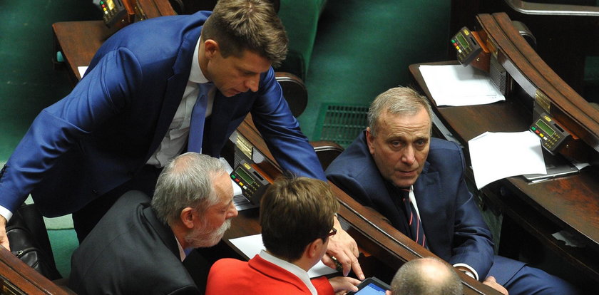 Bolączka opozycji. Nie wiedzą czy dalej protestować