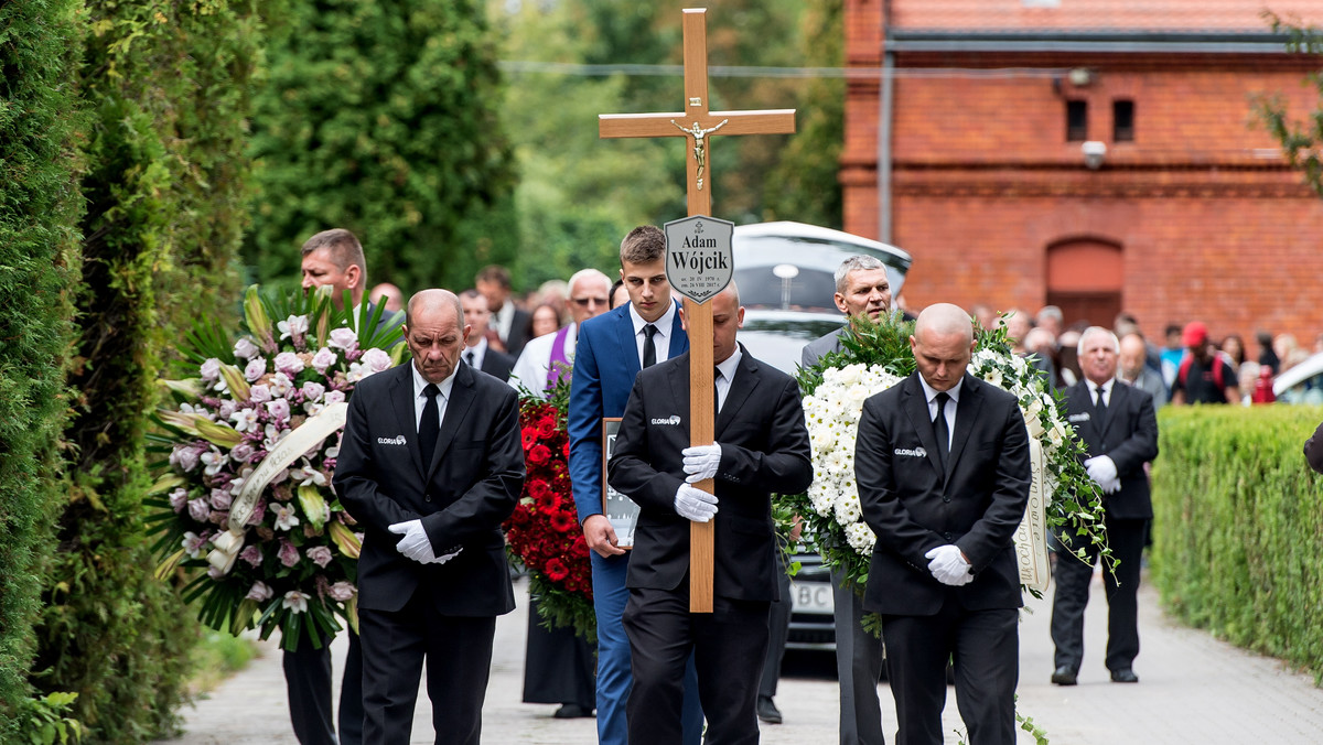Rodzina, osoby sportu, polityki, przyjaciele i setki kibiców pożegnali wczoraj we Wrocławiu na cmentarzu Grabiszyńskim Adama Wójcika. Jeden z najwybitniejszych polskich koszykarzy zmarł tydzień temu w wieku 47 lat na chorobę nowotworową.