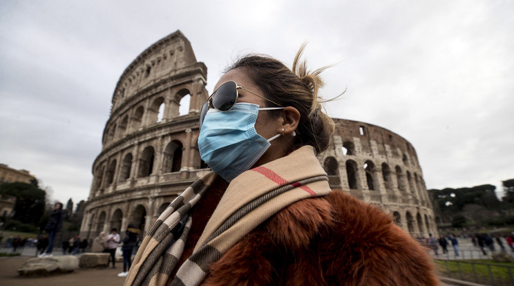 Védőmaszkot viselő turista a római Colosseum épülete előtt 2020. január 31-én. Fotó: MTI/EPA/ANSA