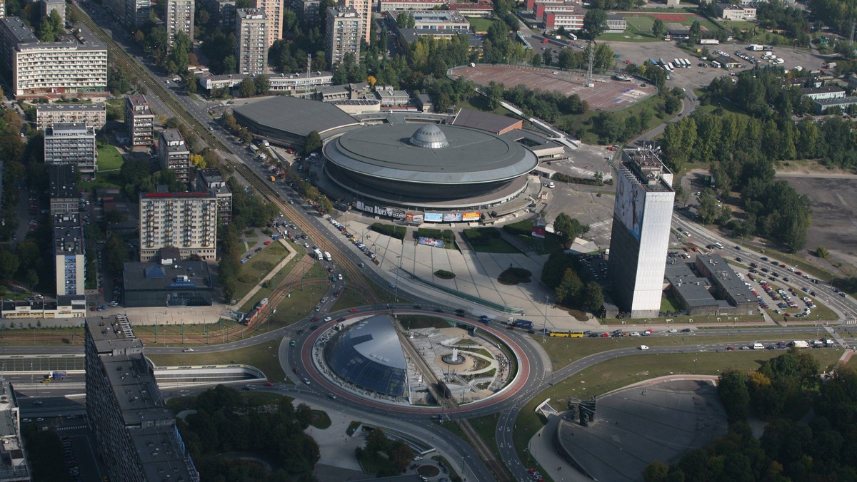 W Katowicach odbędzie się jedna z największych imprez sylwestrowych w Polsce. Koncert pod Spodkiem będzie oglądać ponad 65 tys. osób i blisko 3 mln przed telewizorami. Koncert wymusił również zmiany w organizacji ruchu. Wszystkie drogi w rejonie Alei Korfantego, ul. Olimpijskiej, ul. Chorzowskiej, przy skrzyżowaniu z ul. Sokolską będą w trakcie zabawy nieprzejezdne.