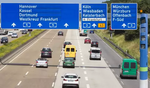 Niebieski słupek przy drodze w Niemczech to nie fotoradar. Kto musi uważać?