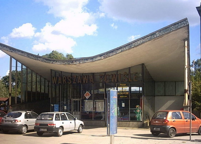 Dworzec PKP Powiśle. Widok od strony Alej Jerozolimskich na górny pawilon kasowy w 2004r. Fot. Mirosław Szewczyk/Tu było, tu stało