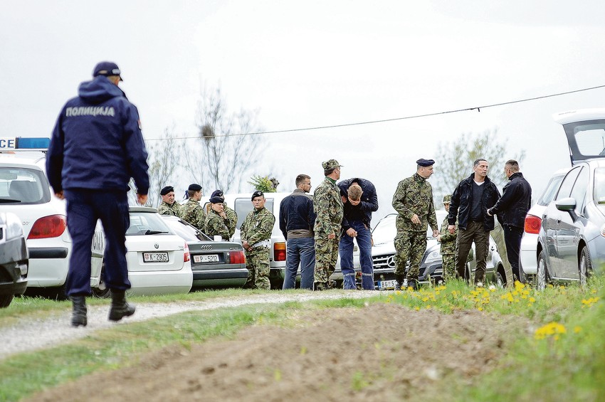 Pripadnici Vojske Srbije i juče su obezbeđivali mesto u selu Slatina gde je pao "supergaleb"