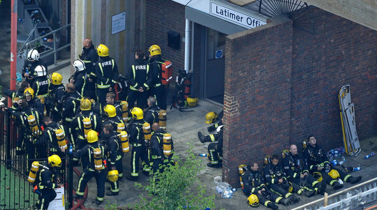 Fáradhatatlanul dolgoztak a tűzoltók a helyszínen /Fotó: MTI