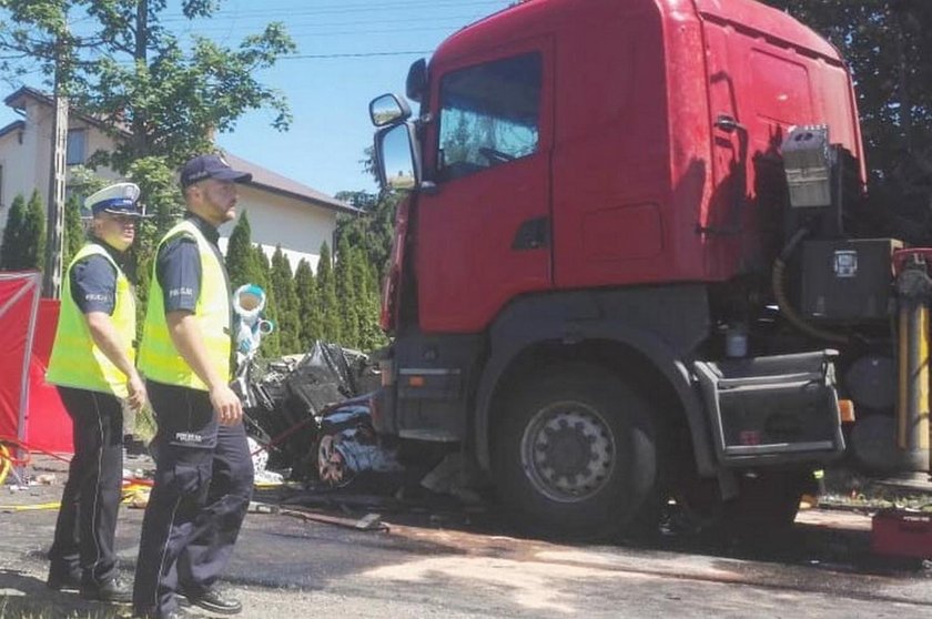 Wypadek w Myszyńcu Starym. Tiry zmiażdżyły Citroena. Zginęły 2 osoby