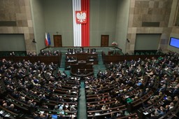 sejm nie odrzucił ustawy praworządnościowej. projekt trafi do dalszych