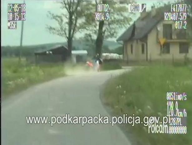 Dramatyczny koniec pościgu za motocyklistą. Policja ujawnia film
