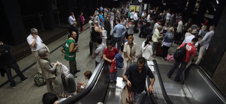 Paraliż kolei w stolicy. Pociągi powoli wyruszają w trasę