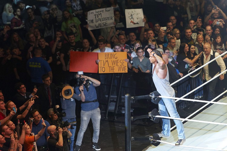 Były bramkarz reprezentacji Niemiec w ringu. Tim Wiese zajmuje się wrestlingiem