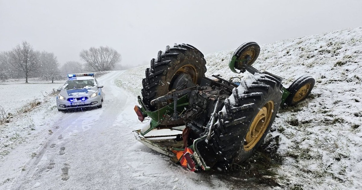 67-letni traktorzysta wpadł do rowu. "Przyczepa pociągnęła ciągnik"