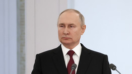 Baj lesz ebből? Putyin szobrot kapott a britektől, a feje... nos, a feje hasonlít egy... mindegy, nézzék meg inkább! – fotó