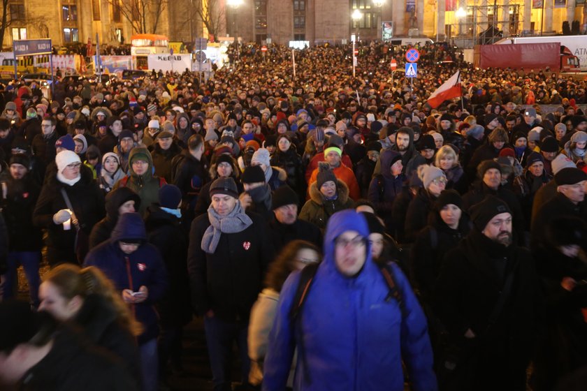 Polacy uczcili pamięć Pawła Adamowicz. Na ulicach tysiące ludzi