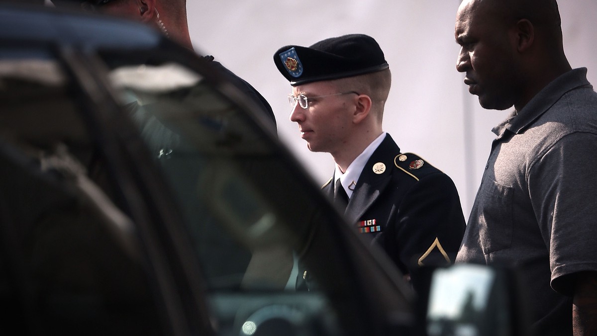 W czasie gdy Pentagon próbuje dopaść Edwarda Snowdena, trwa proces autora największego przecieku w historii Stanów Zjednoczonych. Bradley Manning nie może liczyć na taryfę ulgową i jest więcej niż pewne, że 26. urodziny spędzi w więzieniu. Jego przykład ma odstraszać, bo amerykańska lista wrogów numer jeden powiększa się...