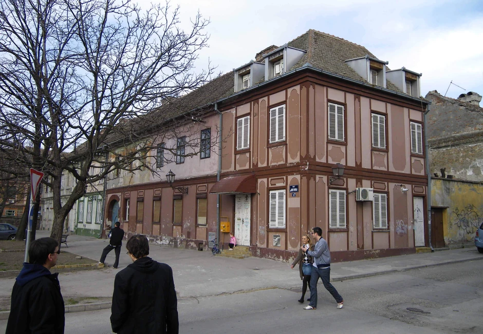 Redovi nisu mogli u oficirsku kafanu