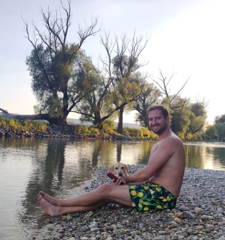 Spevák Samo Tomeček.