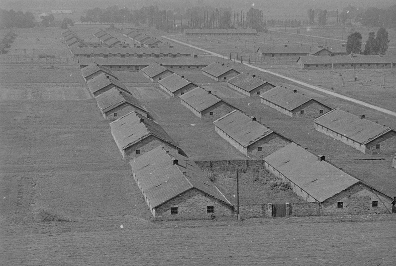 Widok na baraki dawnego obozu Auschwitz-Birkenau w 1977 r.