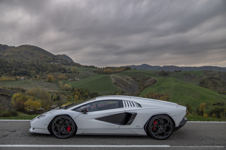 Lamborghini Countach LPI 800-4 rusza w drogę