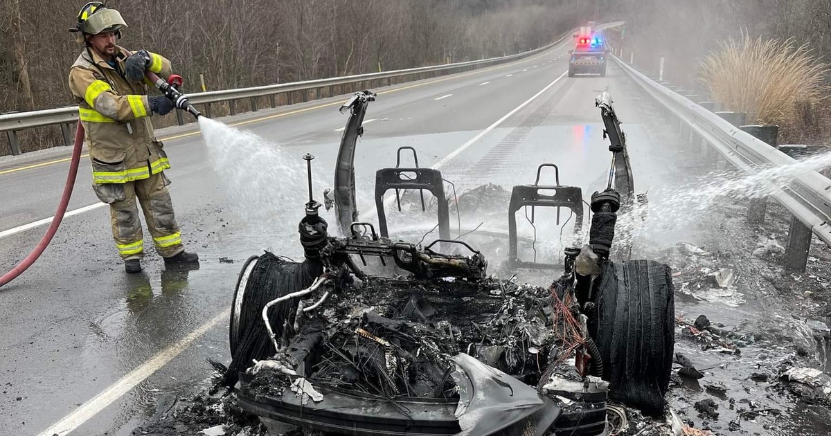 Solo las llantas indicaban que se trataba de un automóvil.  Se utilizaron más de 45.000 para extinguir el fuego.  litros de agua