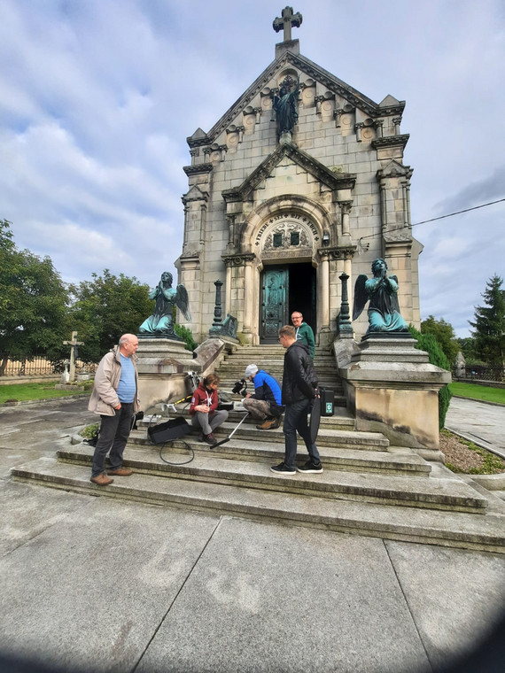 Ekipa History Hiking i naukowcy z AGH przed mauzoleum w Ołdrzychowicach Kłodzkich