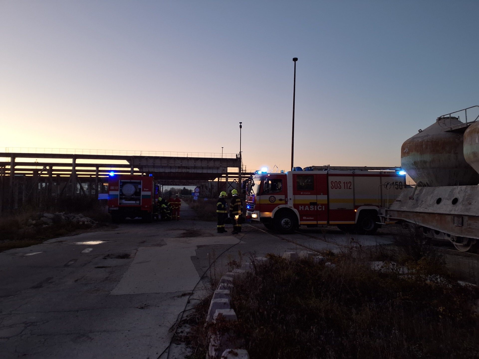 V Hencovciach unikala nebezpečná látka v priemyselnom objekte.