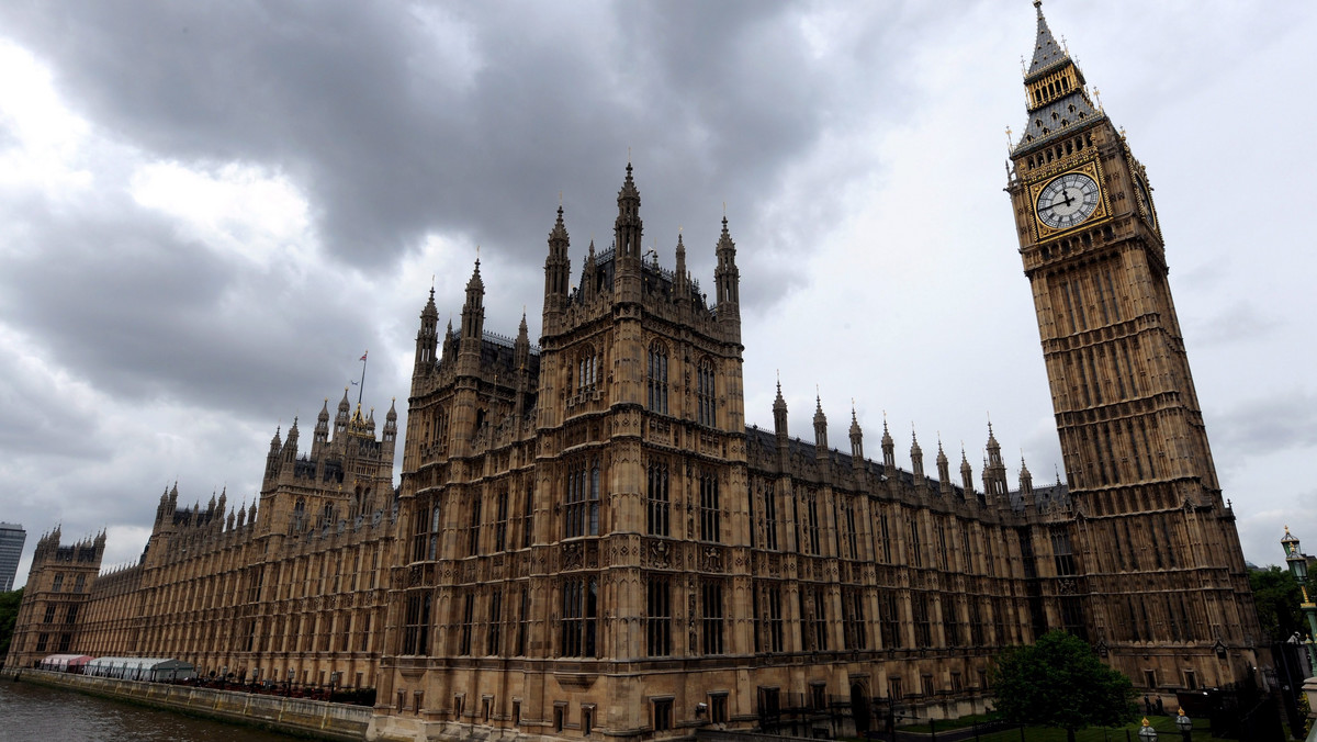 Od maja 2012 roku do lipca 2013 roku z komputerów w brytyjskim parlamencie dokonano ponad 300 tys. prób połączeń ze stronami pornograficznymi; to około 800 takich prób dziennie - wynika z oficjalnych danych ujawnionych przez Pałac Westminsterski.