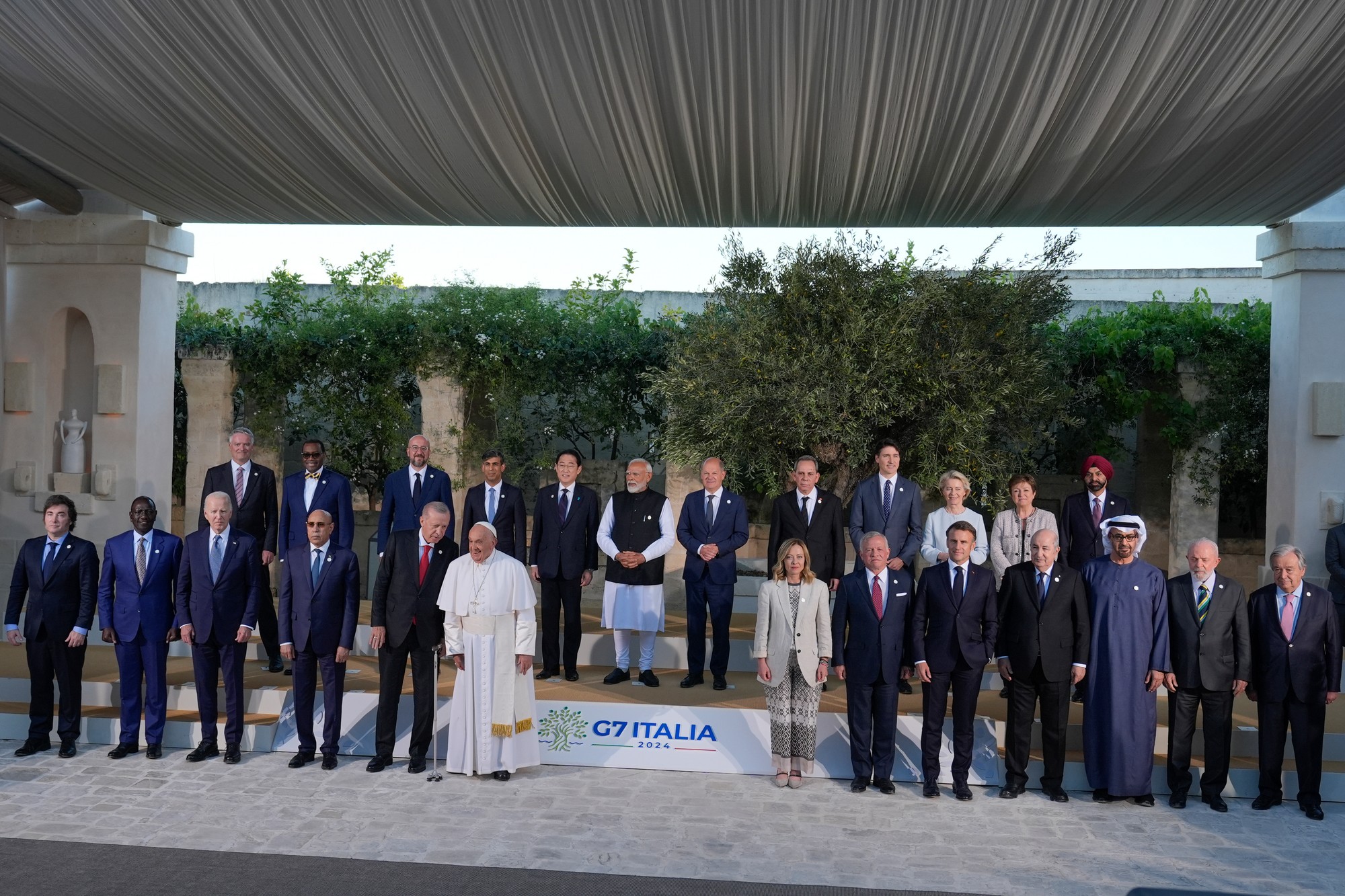 Vedúci predstavitelia krajín skupiny G7 na summite v Taliansku potvrdili svoju jednotu a záväzok chrániť demokratické hodnoty a ľudské práva.