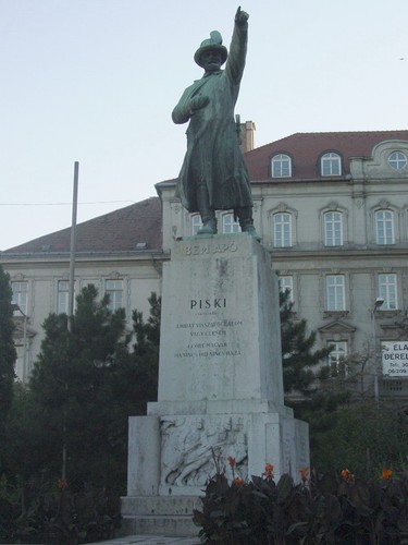 Naczelnym wodzem powstania węgierskiego w latach 1848-1849 był Józef Bem, bohater trzech narodów: Polski, Węgier oraz Turcji. <br><br>
Na zdjęciu: pomnik gen. Józefa Bema w Budapeszcie
