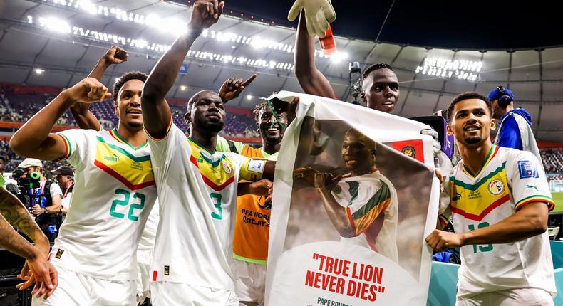 Les Lions ont rendu hommage à Pape Bouba Diop, l'un des héros de la sélection de 2002, de la plus belle des manières après leur victoire face à l'Equateur en Coupe du Monde. | Photo FSF