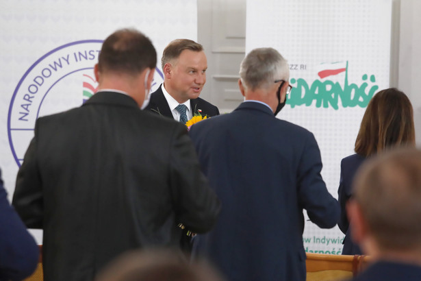 Warszawa, 04.08.2020. Prezydent Rzeczypospolitej Polskiej Andrzej Duda (C) podczas posiedzenia Rady Krajowej Niezależnego Samorządnego Związku Zawodowego Rolników Indywidualnych 'Solidarność', 4 bm. w Centralnej Bibliotece Rolniczej w Warszawie. (sko) PAP/Tomasz Gzell